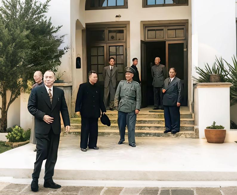 老照片：抓拍的民国大佬合影，最前方穿黑色西装者为李宗仁、中间穿军装者为白崇禧、最