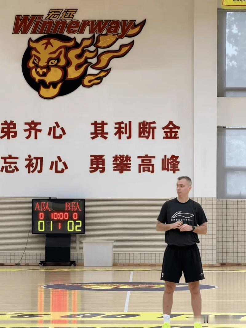 杜锋人走茶凉！近期，亚科夫列维奇接受《南方都市报》采访时表示：“我对在这里执教