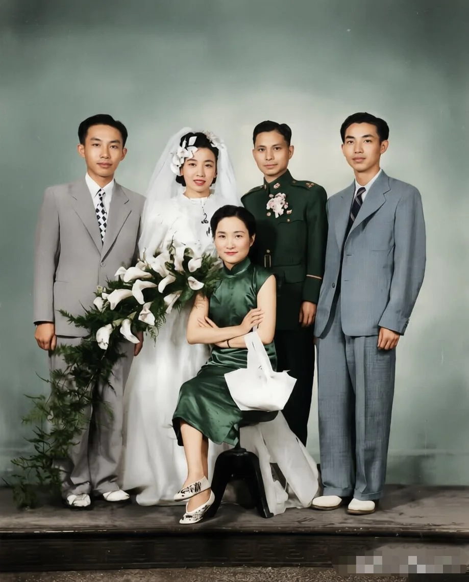 1947年秋，南京，44岁的陆小曼坐在侄女陆宗麟的婚纱照前排。 	 她...