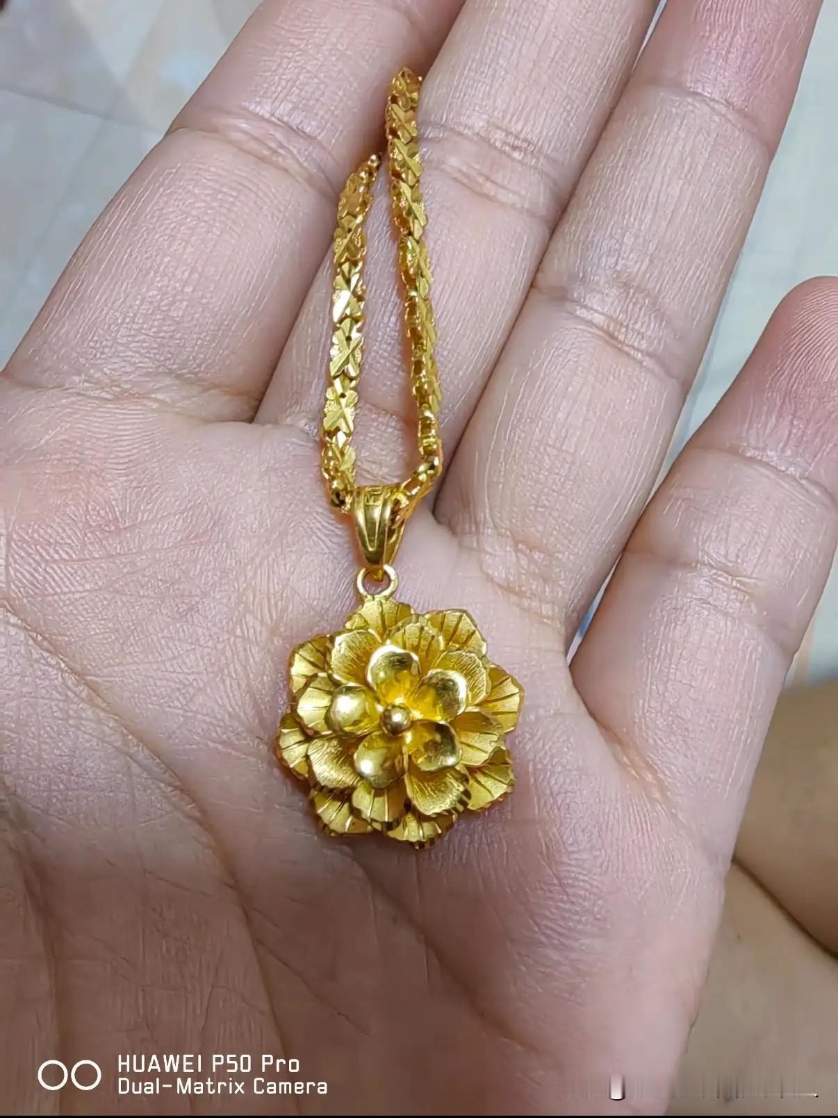 上个月我把结婚时的金项链拿去卖了，发票上写着重15克。到了回收店，老板用电子