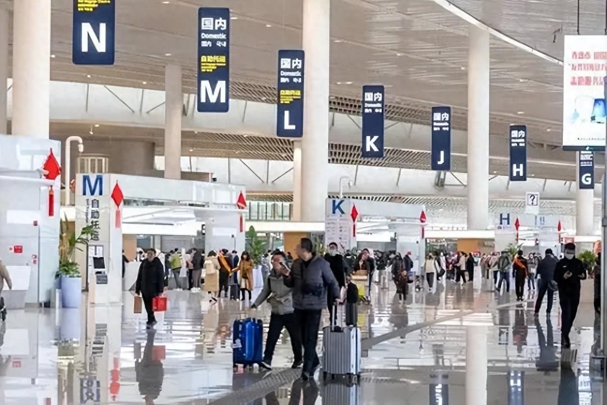 机场安检员提醒：这几样东西可以带上飞机，很多人都扔掉了，太亏了！上个月送朋友去