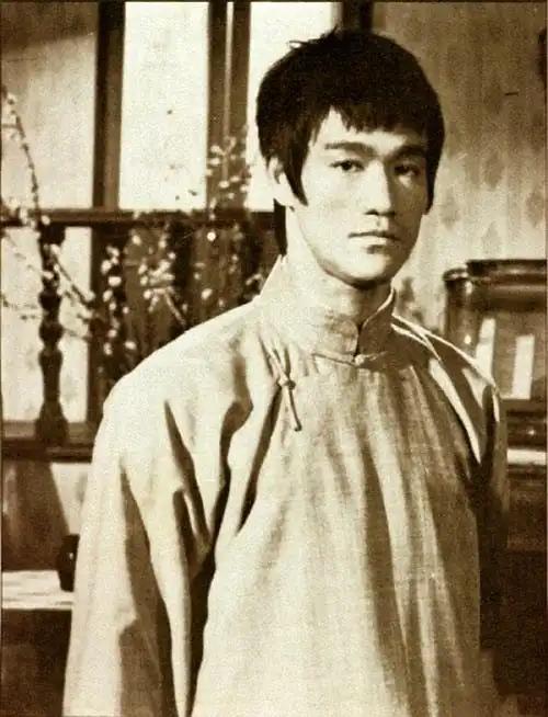 1964年，李小龙和武术指导黄泽民因意见不合爆发冲突，黄泽民在当地武术界极具名气