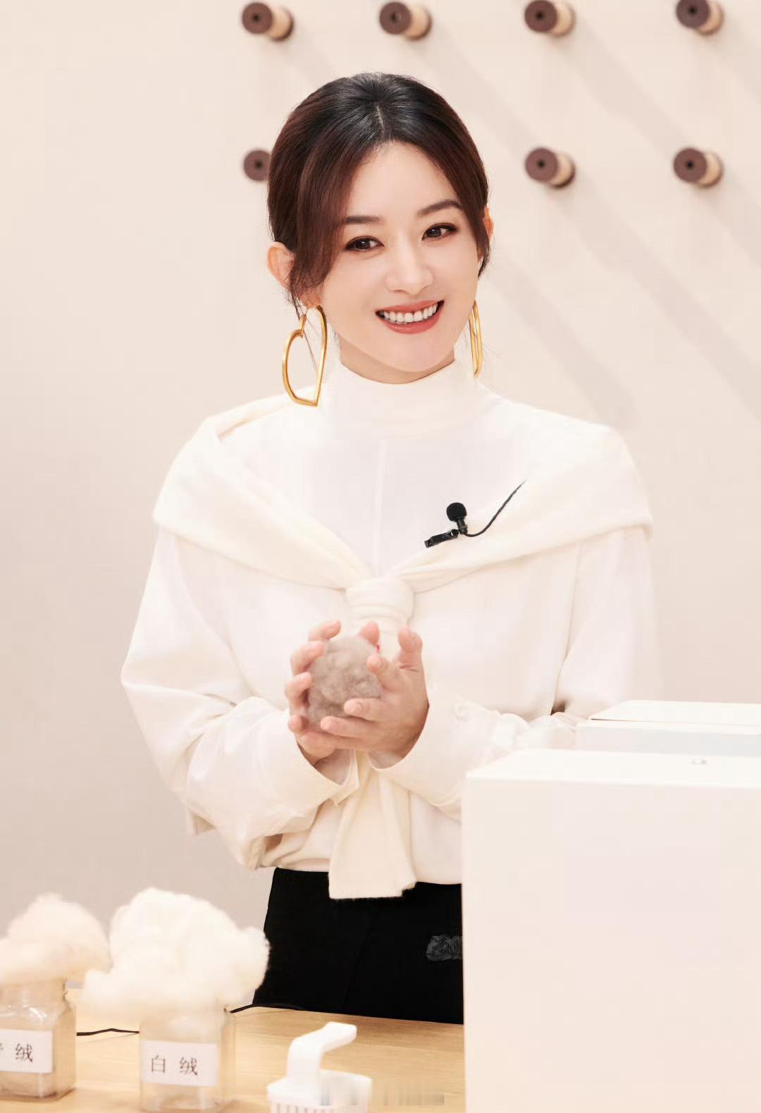 赵丽颖直播状态也太好了吧，松弛感十足，好漂亮呀，又美出了新高度，提前祝赵丽颖10