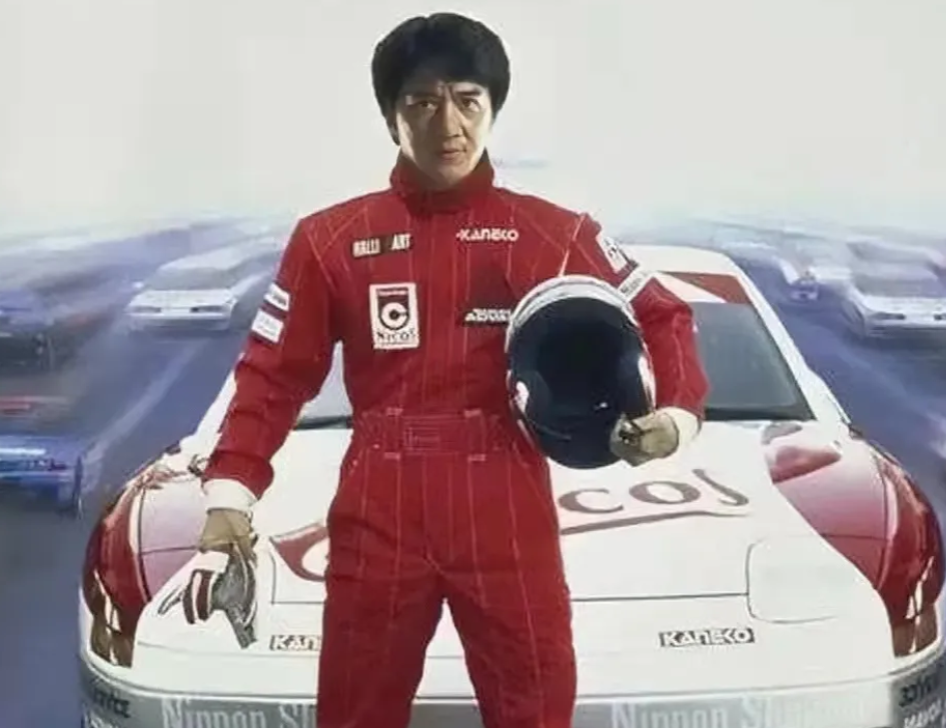 1985年，成龙去澳门参加赛车拉力赛，输后直接将一沓钞票甩到“水房帮”盲亨的脸上