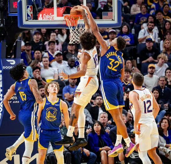 布克空砍，勇士射日，看看谁是赢球的功臣。两连败的勇士碰到太阳本场不容有失，上