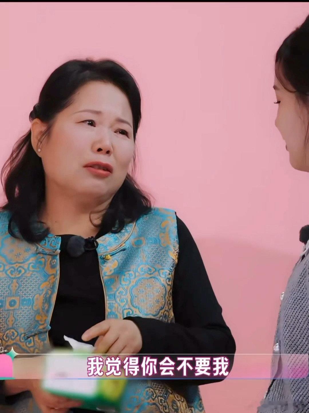 张家齐妈妈边哭边看张家齐脖子上的项链情绪翻涌的时刻，妈妈的视线不自觉望向女儿颈