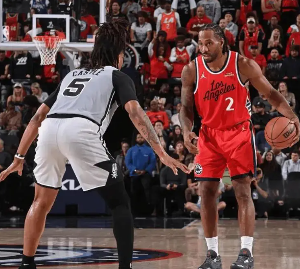 不知道是战术还是沉迷单打，许多时候加兰并不能把球传到伦纳德手里诚然，前段时间