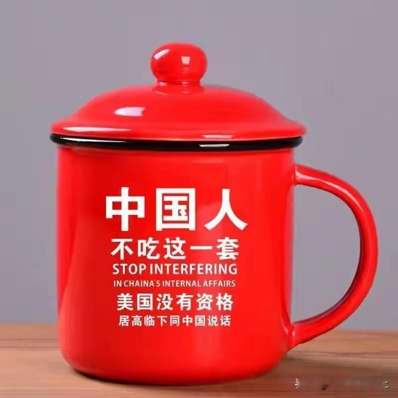 超规格接机：昨晚北京首都机场，当“空军一号”抵达，特朗普走下旋梯时，中国国家副