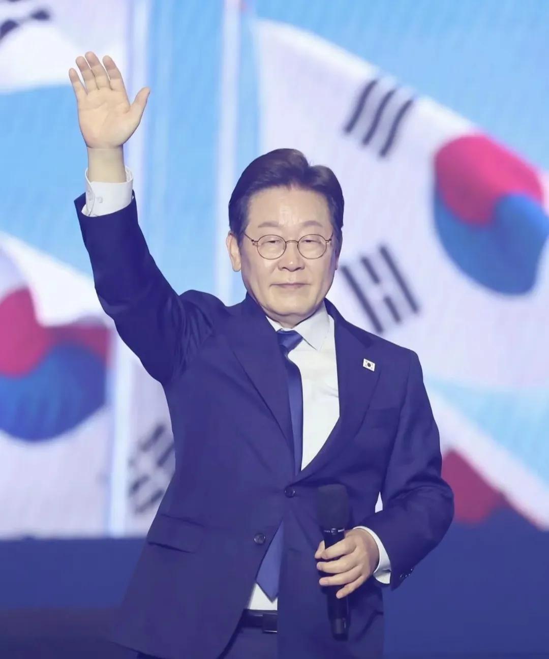 李在明算是韩国历史上最让人知道他想当总统的一个人，态度是非常的明显。而且为了当韩