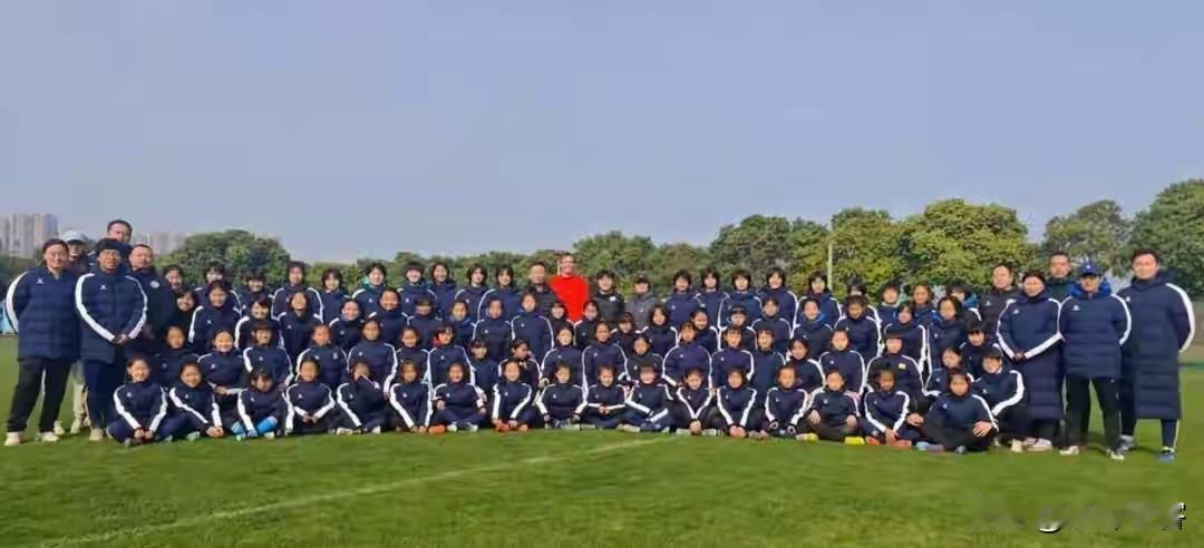 河南队泰国冬训大合照未见迈达纳，被一些媒体再次解读为可能离队，不过依小编看来这不