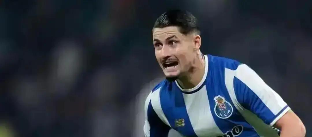 再摆大巴，你就赢了穆里尼奥把主力全撤了。联赛输得难看，球迷骂声一片。两天后