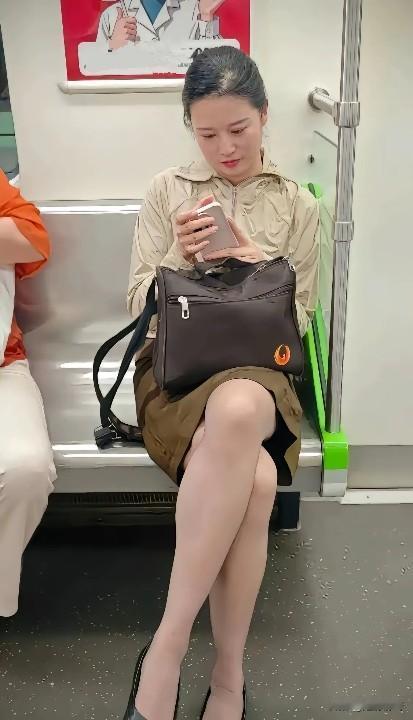 考考你的眼力,你能预判她的职业吗?