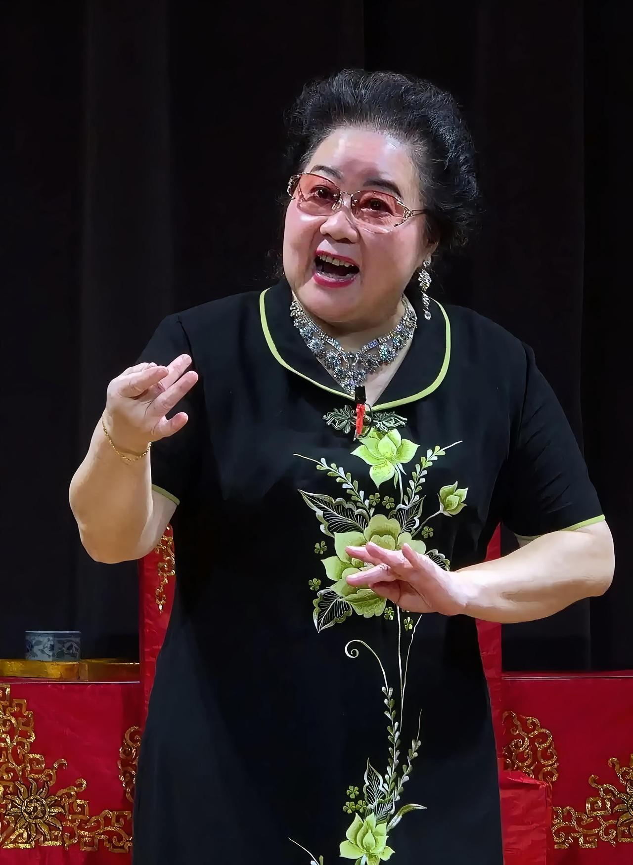 齐淑芳，著名的京剧表演艺术家，当然是中国土生土长的。她一生最重要的一件事情就是1