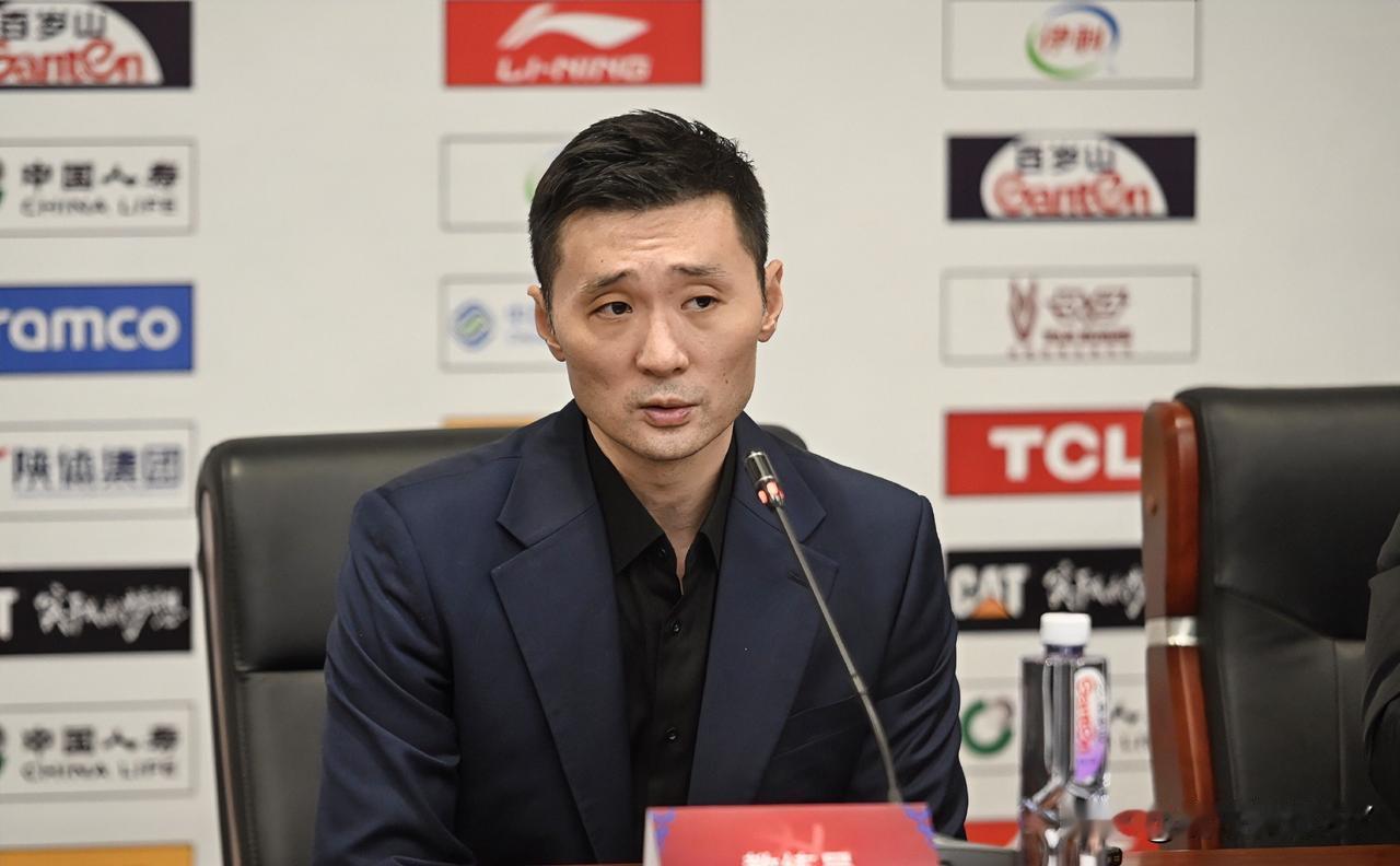 刘炜又上热搜了不是他带队战绩不佳也不是新疆球迷让他下课，而是在输给青岛男篮