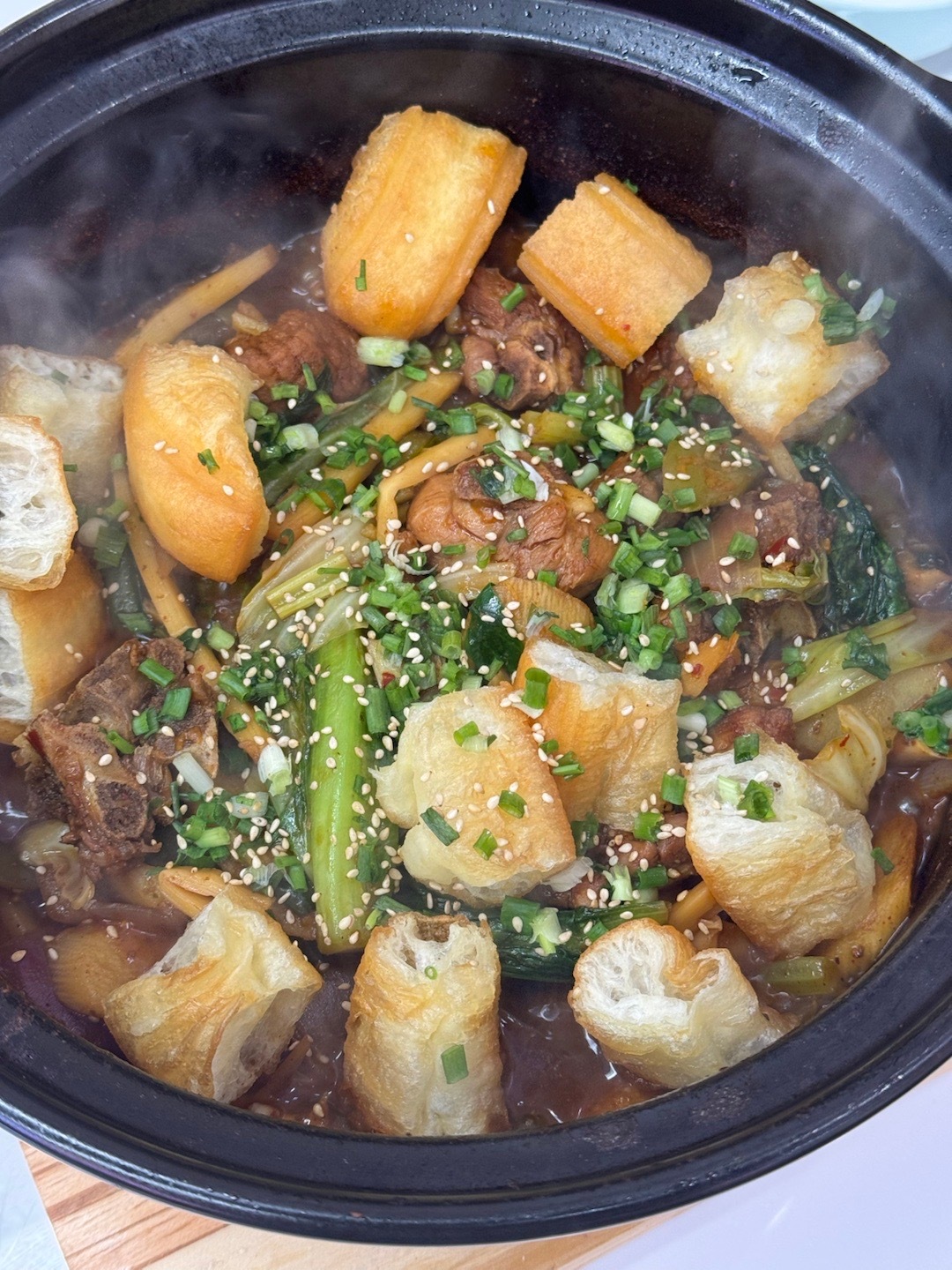 随处可见的管与楠鸡公煲，确实这么多年第一次吃，因为平时都很喜欢去那种看起烂兮兮的