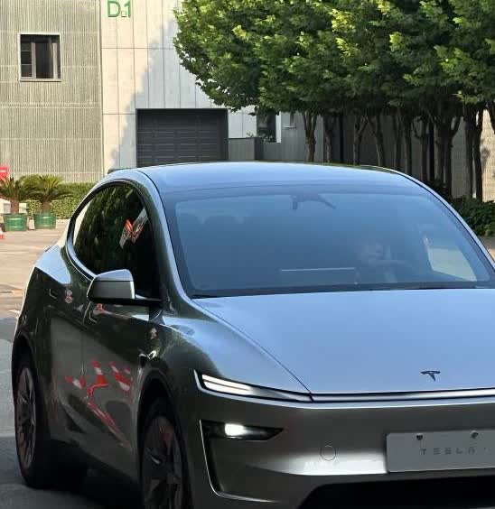 特斯拉6座版，除了加长加高以外，最重要的就是内饰变化，增加了前排腿托，但是没有按