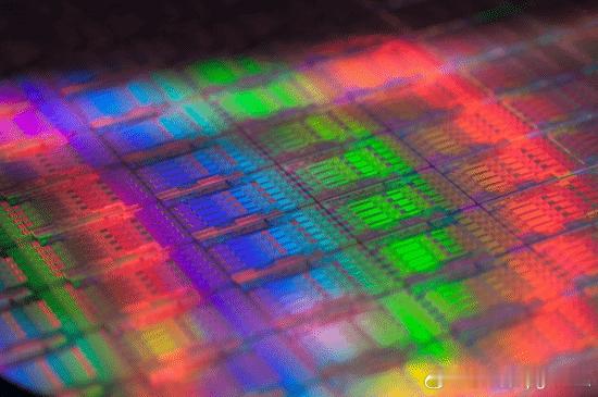 半导体产业链涨价潮来袭：成熟制程代工报价或上涨10%，供需失衡与成本高企成主因