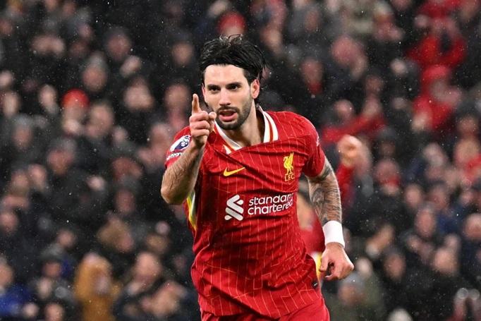 索博斯洛伊从中前卫调整成右后卫，可以最大限度地发挥出大范围转移球的能力和精准传中