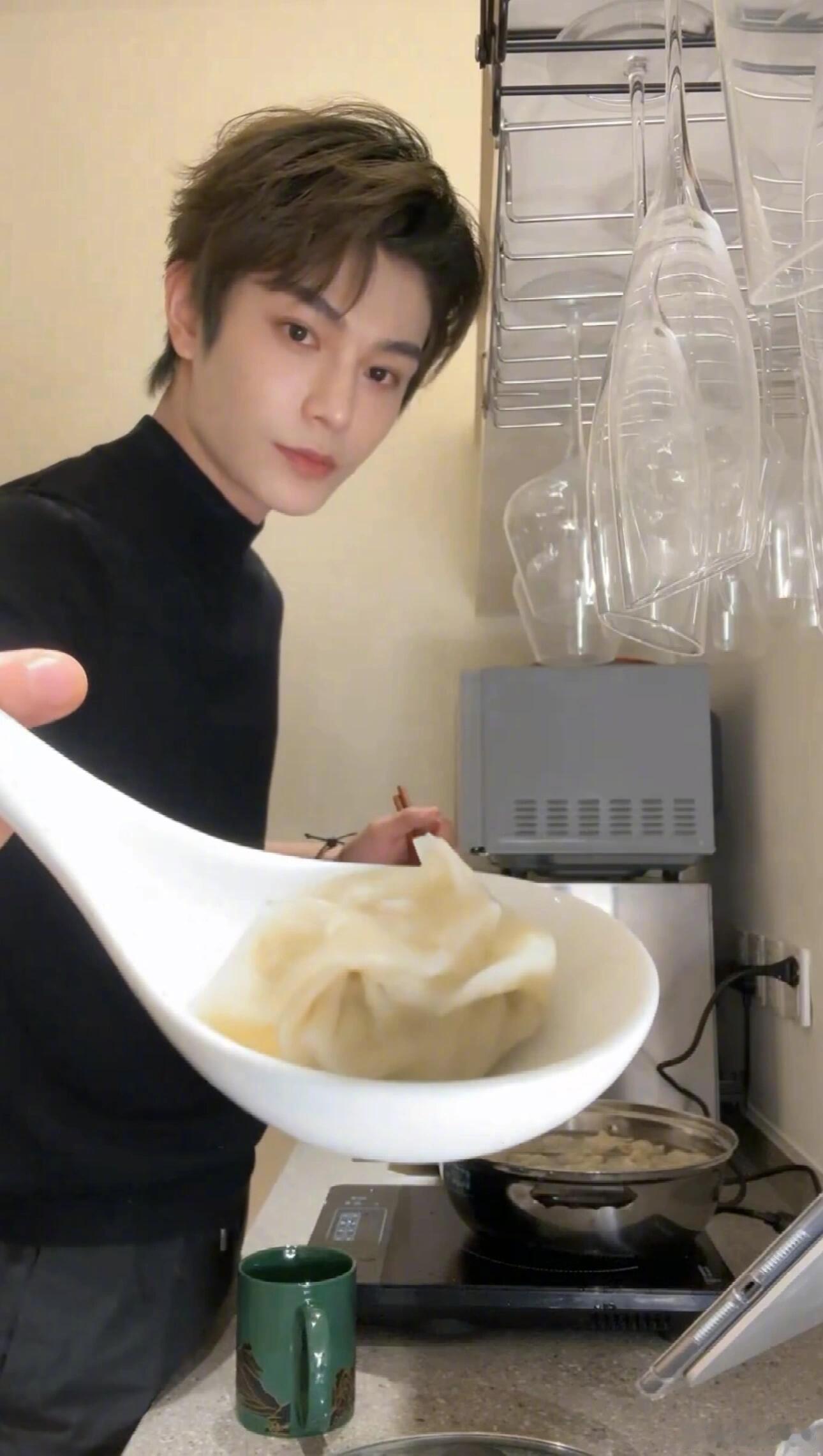 丁禹兮这人夫感，戴着两人的专属手链为你下厨，谁能不代！！！​​​