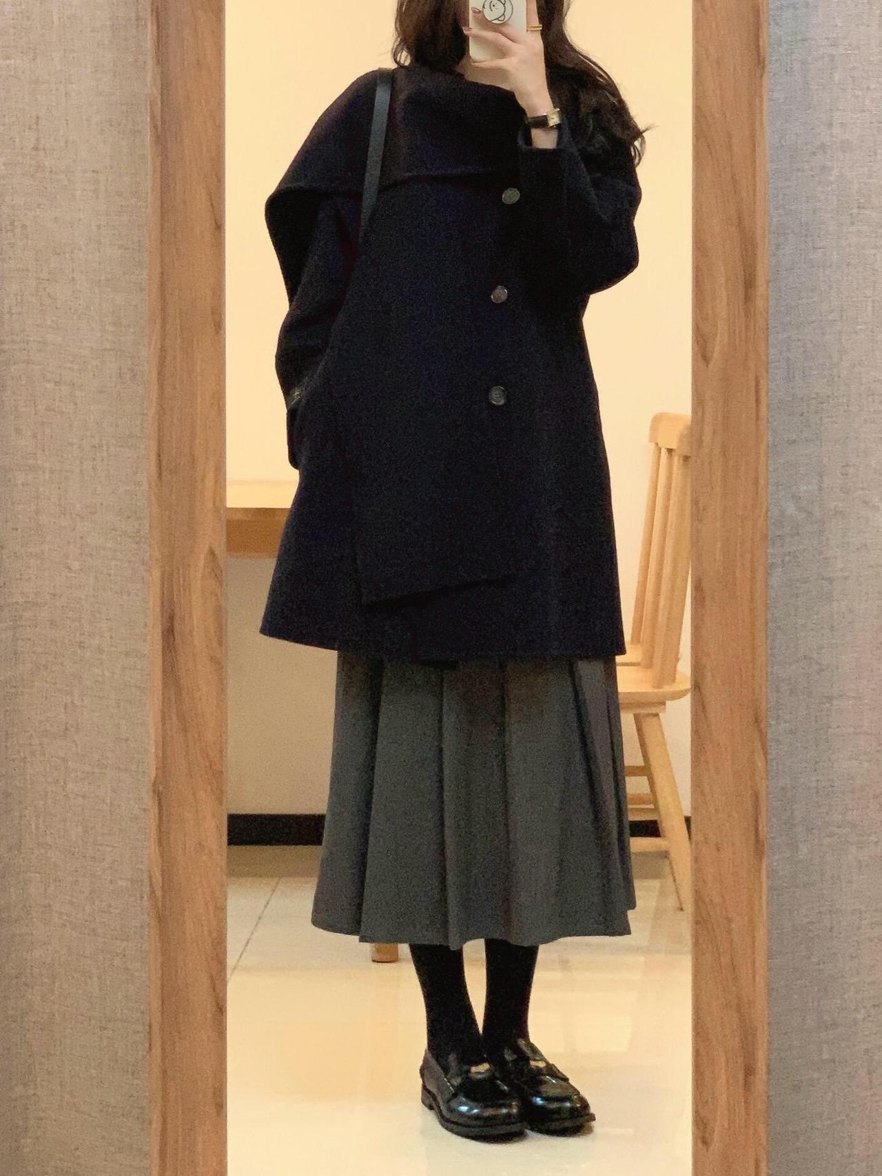 大衣配百褶裙，温柔又气质！斗篷款大衣自带书卷氛围感，搭配深灰色长款百褶裙，层次