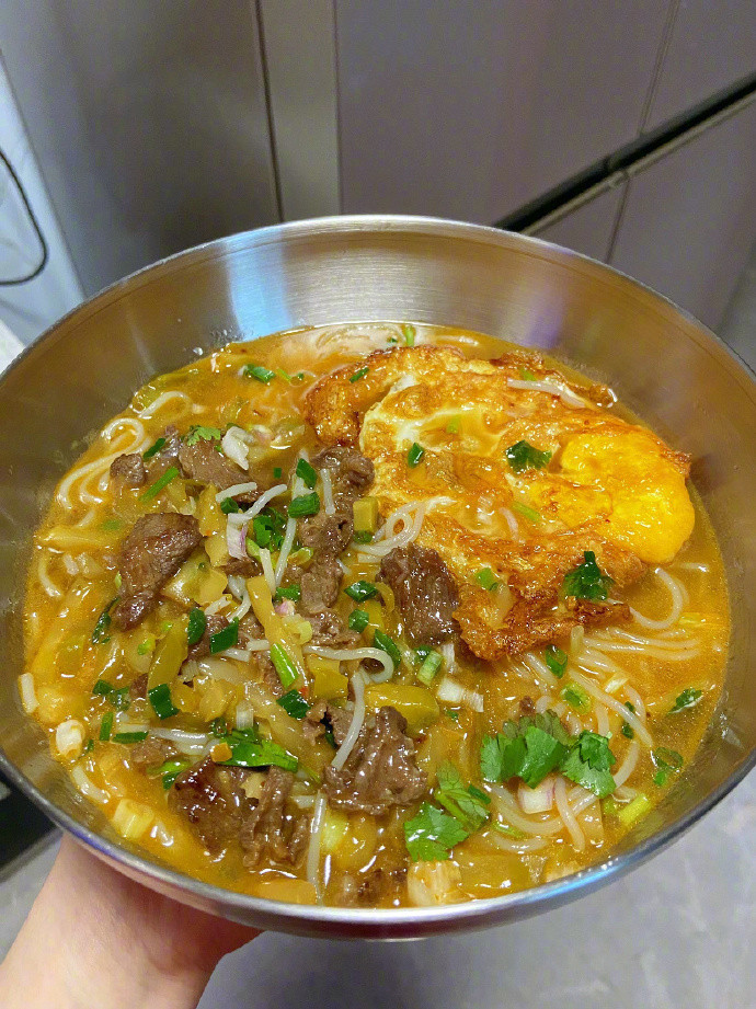 酸酸辣辣的榨菜牛肉米线🍜真的香迷糊了！我的宝藏食谱