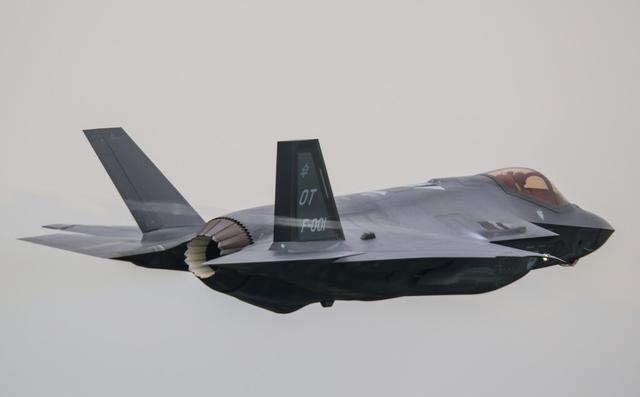 中国1000架双发动机重型压向美国，美国飞机老掉牙，只有F35还有点新，中国歼2