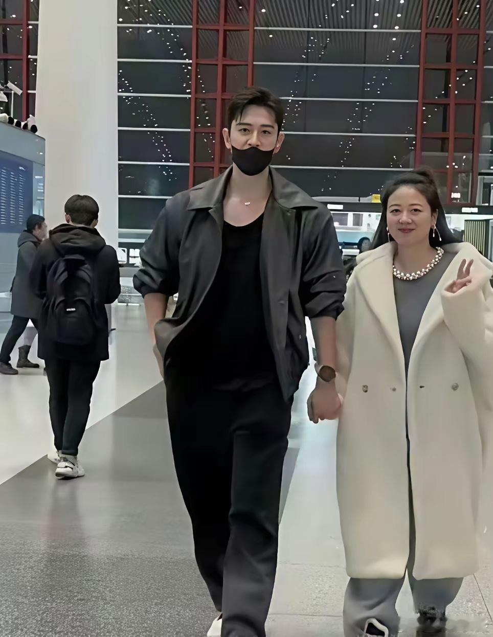 真爱就是，哪怕老婆胖，也骄傲地带她出街，表明她是我老婆。经超真这么干了。