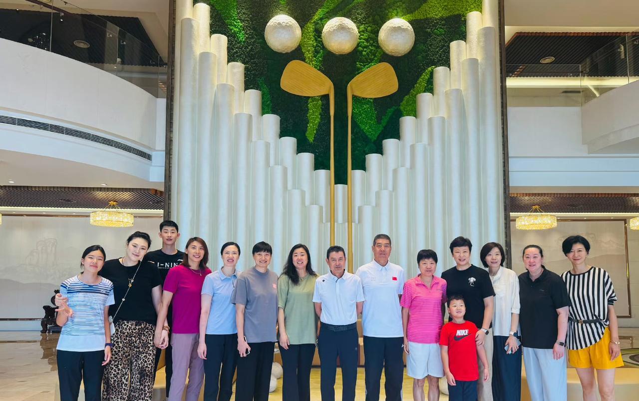 今年黄金一代的中国女排部分球员与教练陈忠和再相聚，变化最小的是冯坤、王一梅，其次