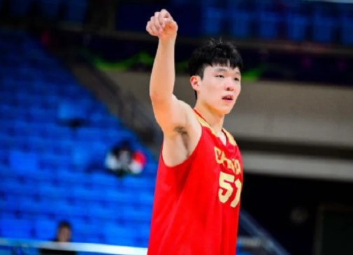周琦伤退引爆争议！杨瀚森该不该紧急回国打亚洲杯？篮协面临三重抉择