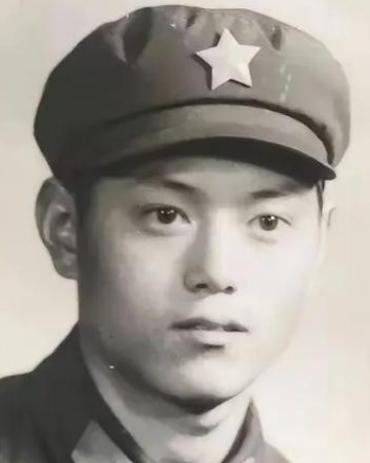 1979年，我军攻打越军暗堡受阻，罗兴元拿着74式火焰喷射器，走到连长面前，自信
