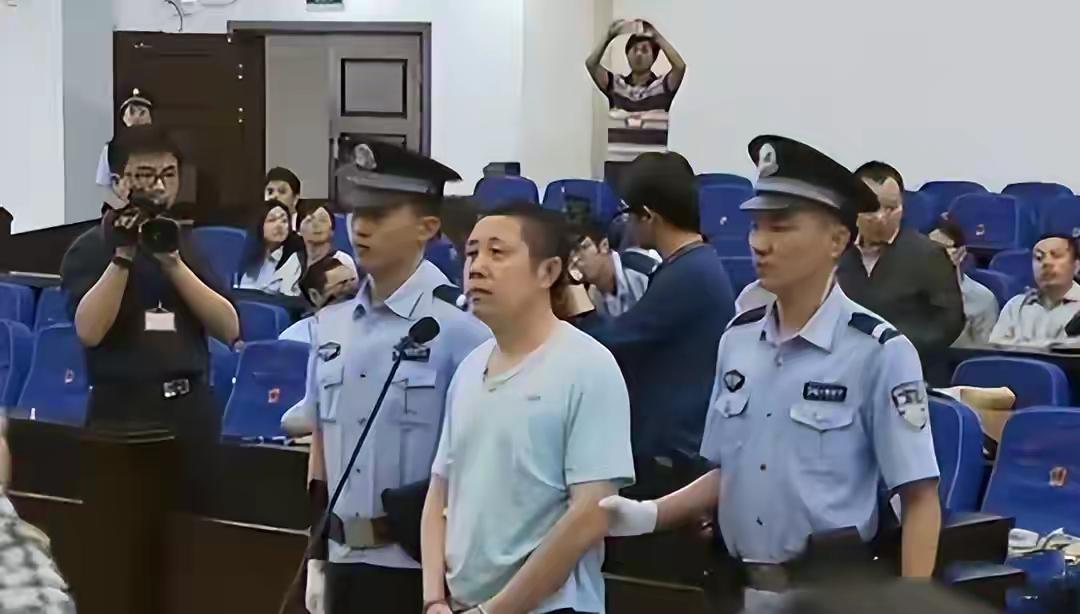 妻子被强奸致死，丈夫被判死缓，17年后改判无罪，真凶竟是交警？蒙冤坐牢1