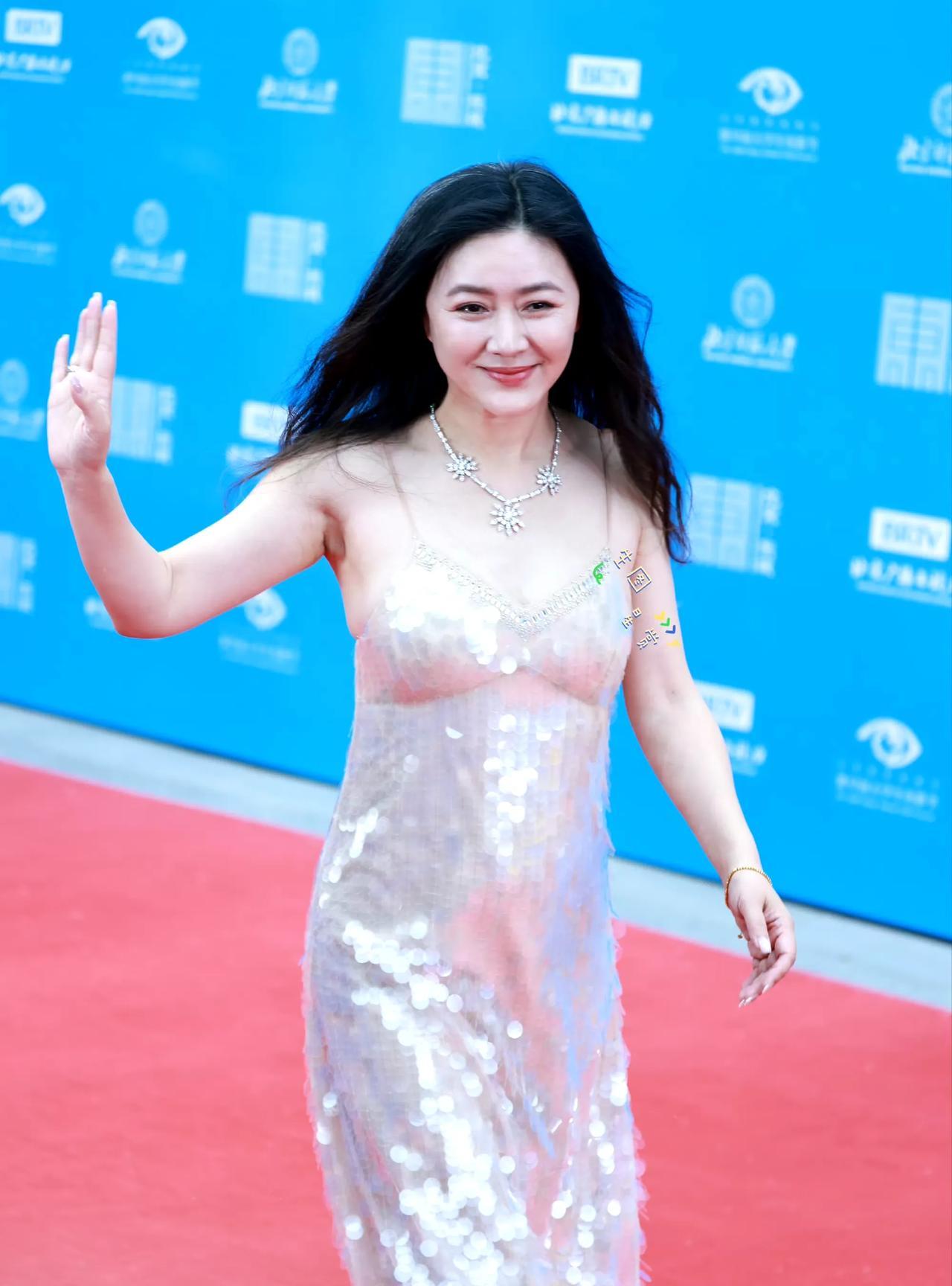 她苦追陆毅多年都失败，后面却嫁给了超级富豪，富豪老公死后还留给她130亿的资产，