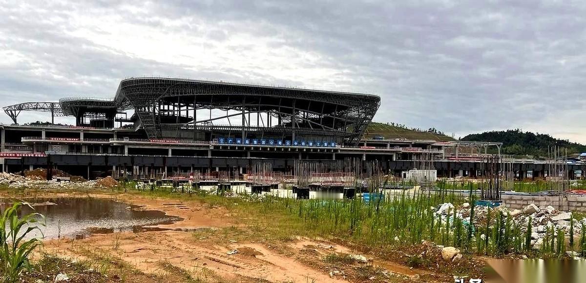 长沙再添高铁站，预计明年投入使用。位于长沙河西的高铁西站目前进展顺利，有望明年