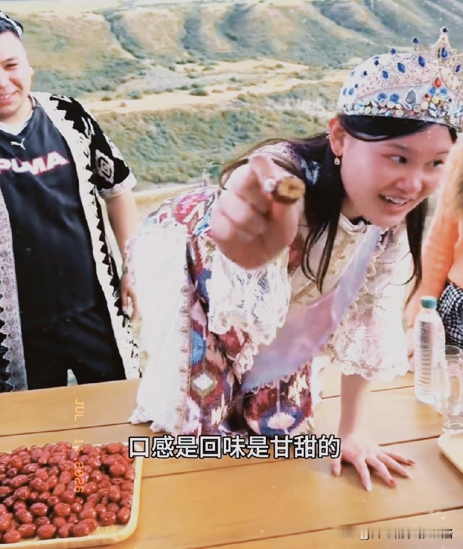 张家齐为了给大枣近镜头，那么高的桌子爬上爬下。家齐直播间人气高是有原因的，她也