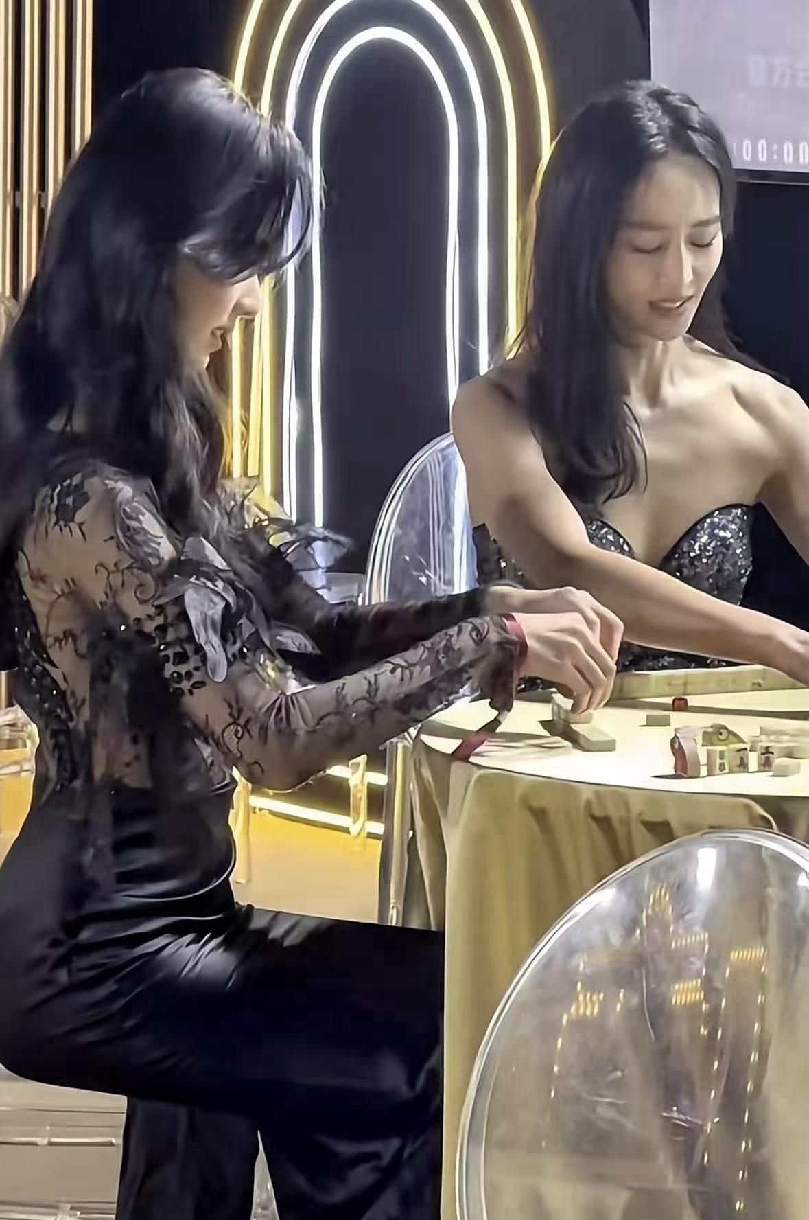 陈都灵这腰这仪态，居然是在打麻将….？