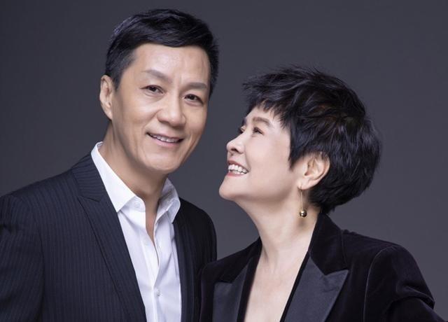 有一天，冯远征带老婆梁丹妮去参加聚会，宴会上，朋友十分无礼地说：“远征，下次别带