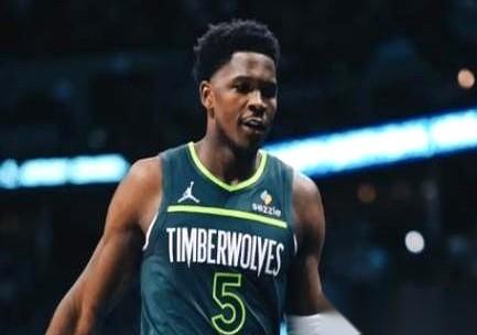 森林狼刚在G1摔了个跟头，核心爱德华兹的右膝盖又传来了噩耗。官方消息已经放出来了