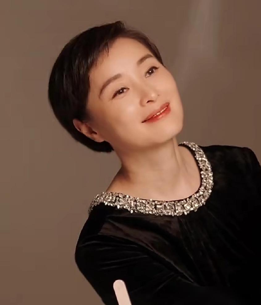 都搞错了，辛柏青根本不是在拒绝新欢。他是在拒绝被活活肢解。三十年的命，早就长
