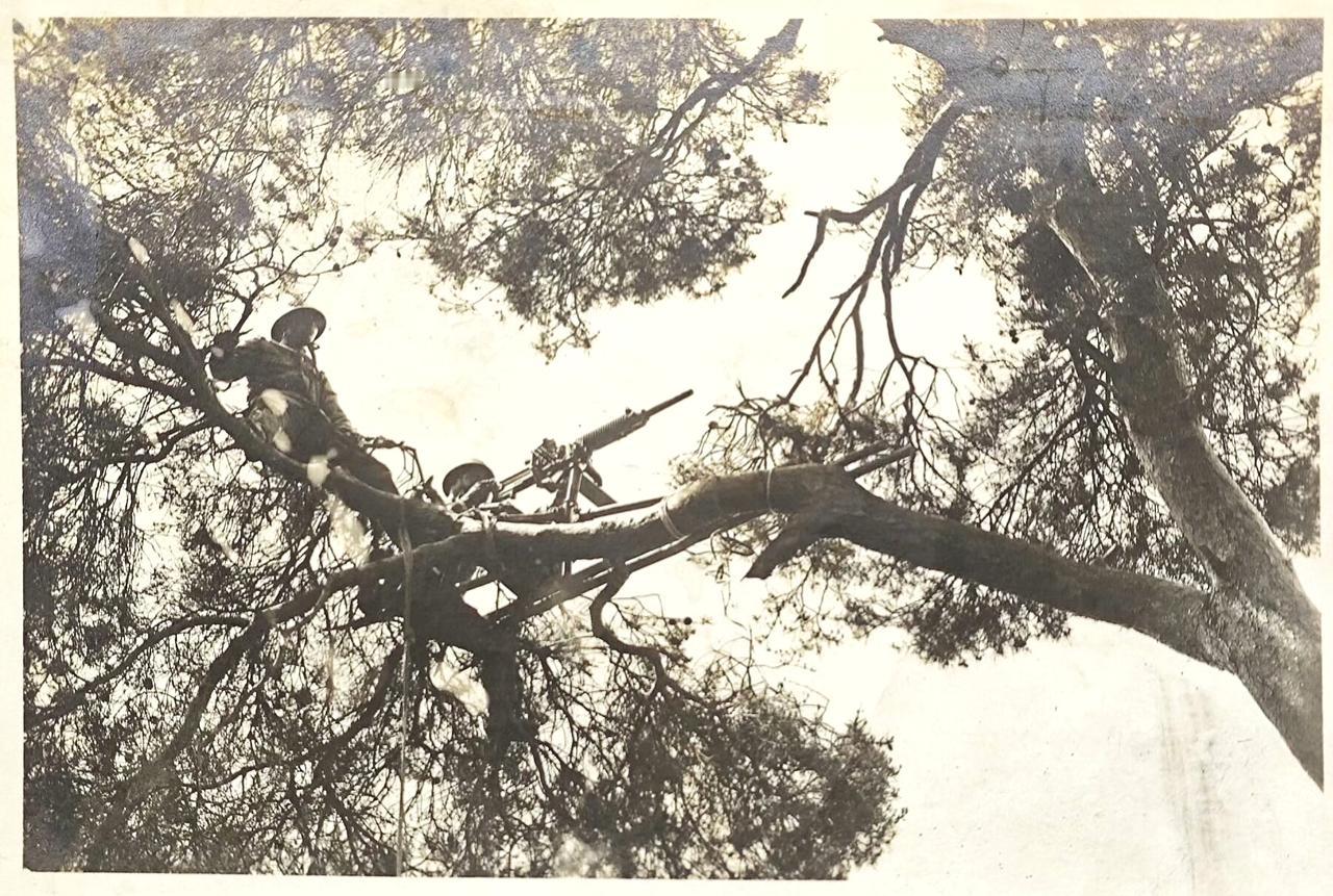 这是一张令人不可思议的照片。为了能够居高临下的射击，两个日军士兵竟然把一挺重达1