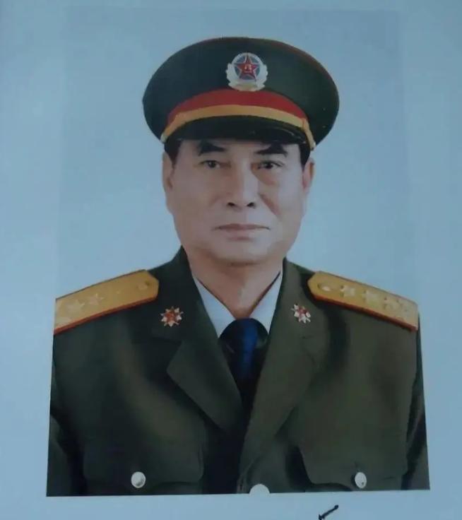 1996年，山西某部队食堂。一位干部喝得醉醺醺，当着中央军委副主席张万年的面，讲