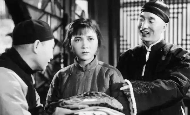 陈强当年死活不肯演黄世仁，怕娶不上媳妇，怕一辈子抬不起头。剧组没辙，逼着他天天学