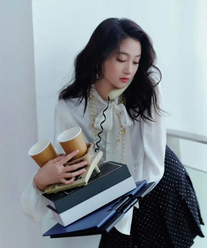 #娱乐##关晓彤28岁生日照#镜头里的关晓彤状态绝佳，满屏少女感扑面而