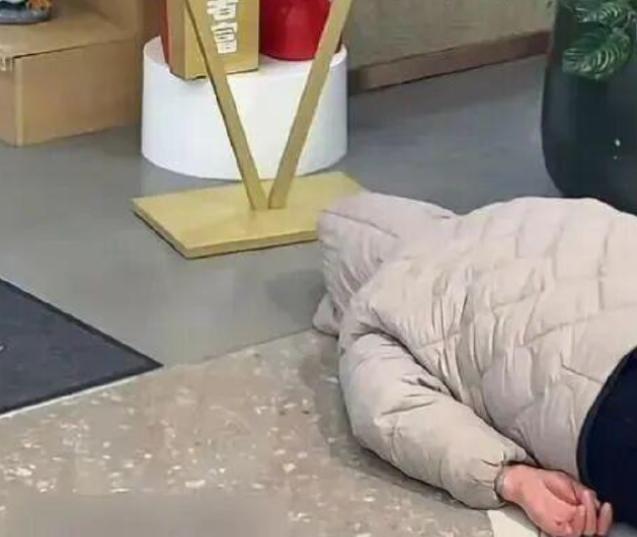 河南，真是碰到狠人了！一女子躺人家店门口，头部用帽子盖住，整整赖了4天趴地不起。
