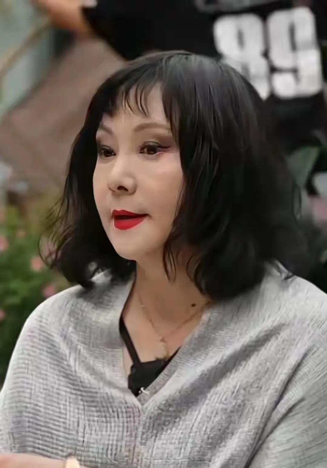 有谁知道她是谁吗？岁月无情当年的美人也经不住岁月的痕迹变老了
