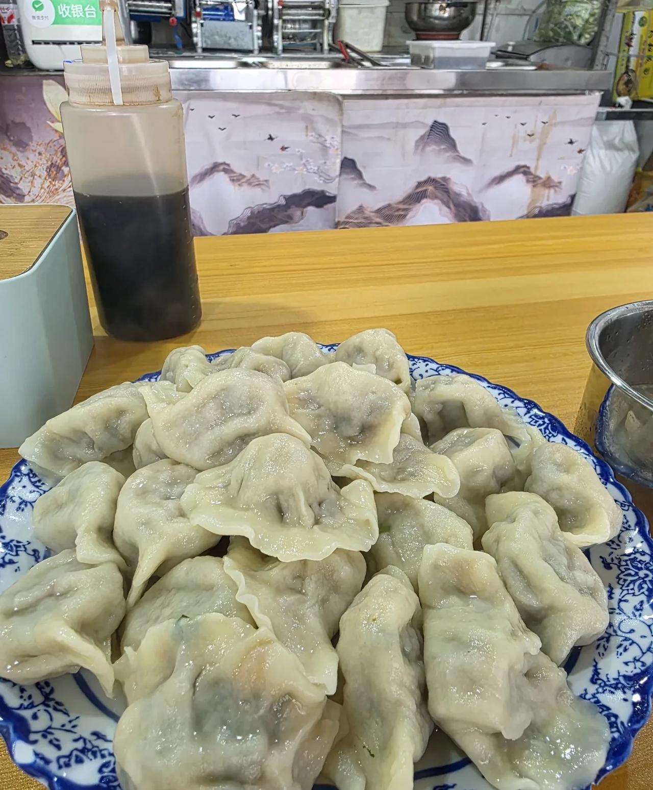 中午去菲菲的店吃饺子……很久没吃饺子了。今天中午去菲菲的店吃饭，刚好有饺子，就