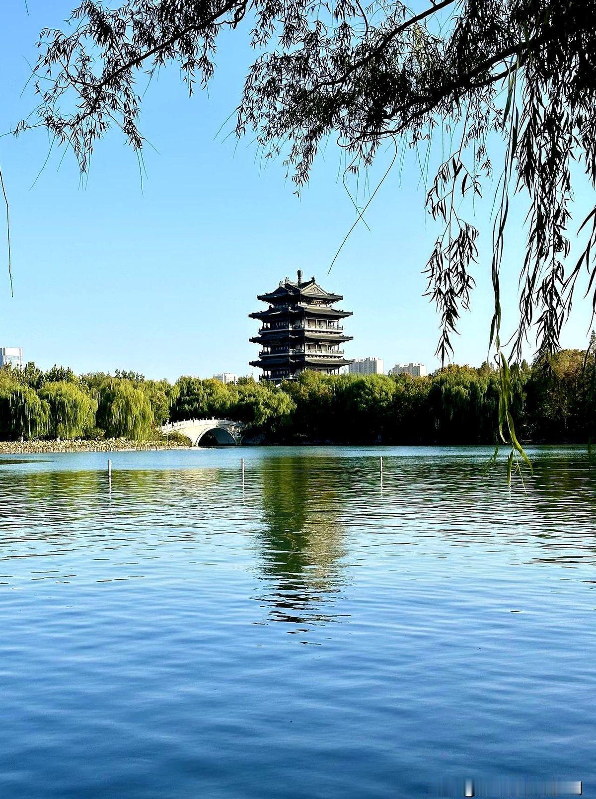 27岁的安徽皖北姑娘小黄在济南高校做辅导员，拿着五千出头的月薪，和在化工厂月收入