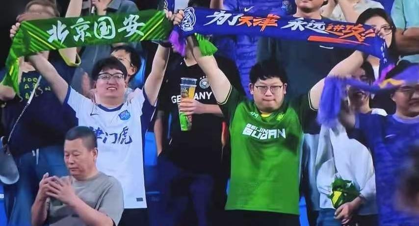 您没看错！照片也非合成，是真真切切存在的！在与辽宁补赛的津门虎主场，能容纳2万