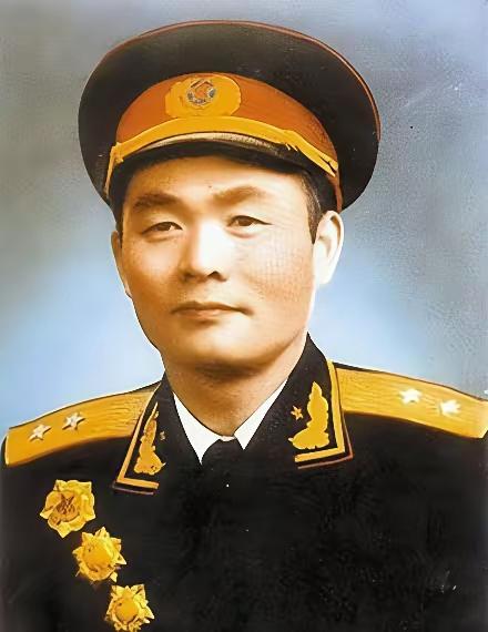 1981年军委给兰州军区发了两辆皇冠2.8小轿车。车子给谁用呢？军区司令员杜义德