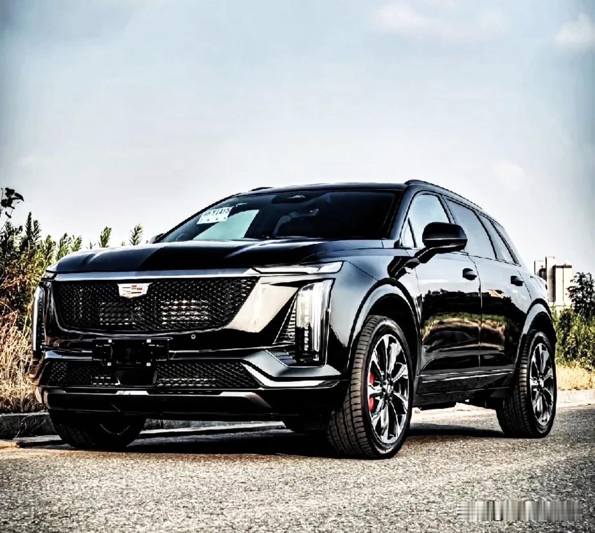 先聊大家最关心的空间和舒适：XT5车身尺寸更大，4888mm车长搭配纯平后排