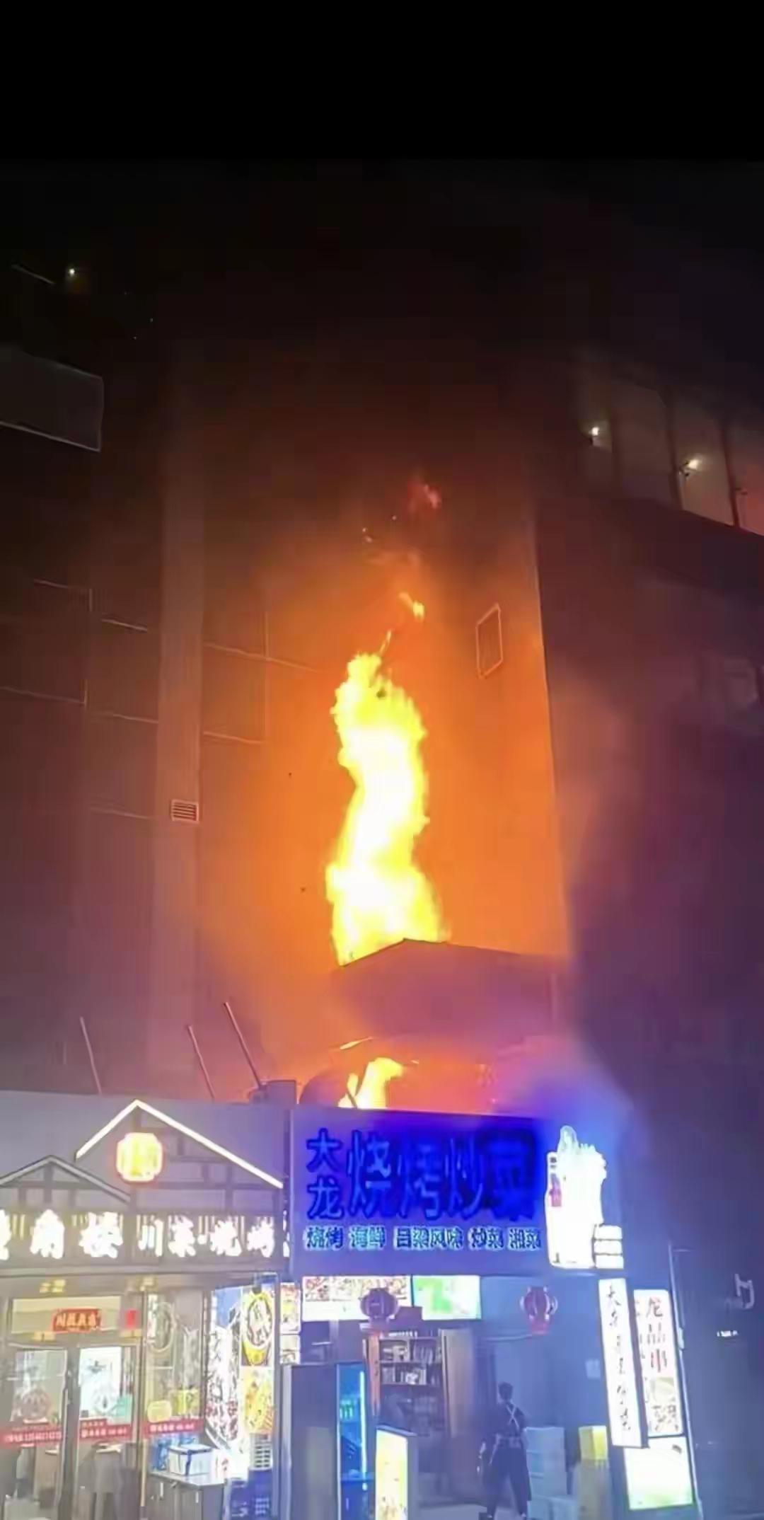 山西太原火灾现场，有网友拍到重要细节，那就是刚开始好像是大楼底部的一家烧烤店